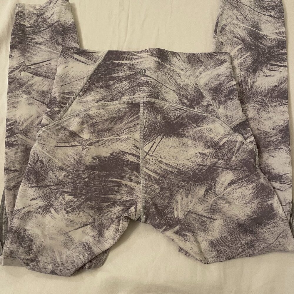 Lululemon leggings white/grey pattern mesh on bottom of leg Size:6